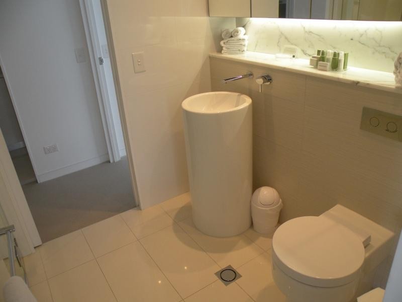 3901/ ORACLE Charles Ave, Broadbeach QLD 4218