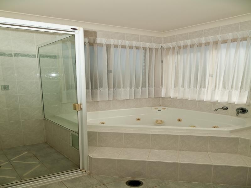 3 Barbara Way, Benowa Waters QLD 4217