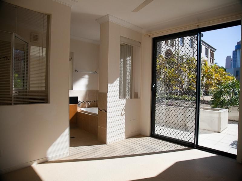 1/9 Rosewood Avenue, Broadbeach QLD 4218