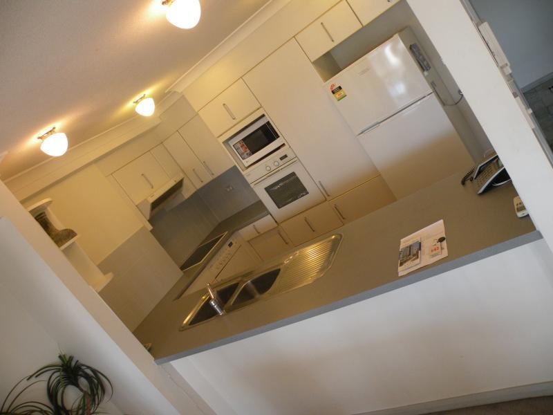 142/15 Victoria Ave, Broadbeach QLD 4218