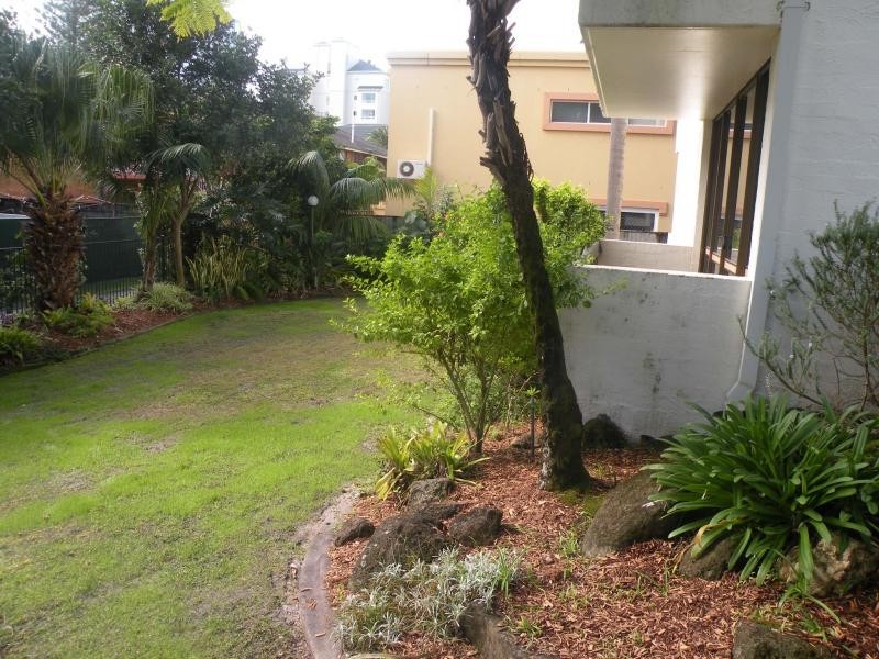 4/13 Federation Avenue, Broadbeach QLD 4218