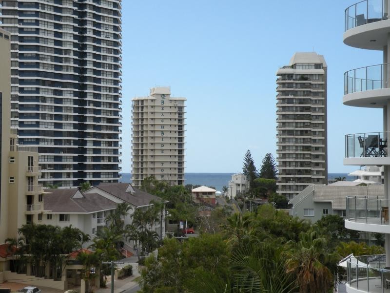 10/20 Cronin Avenue, Main Beach QLD 4217