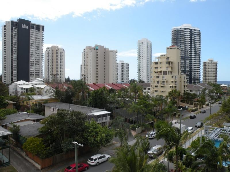 10/20 Cronin Avenue, Main Beach QLD 4217