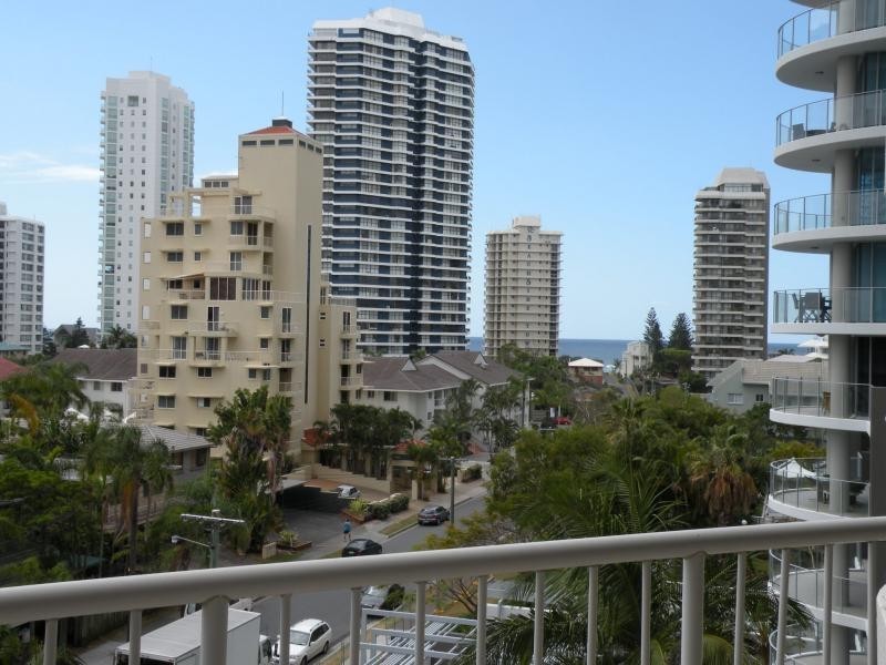 10/20 Cronin Avenue, Main Beach QLD 4217