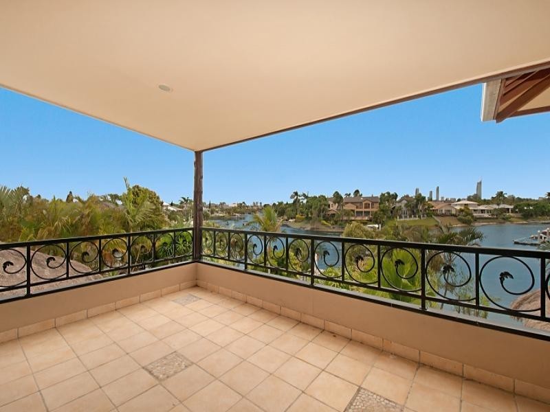 102 Edinburgh, Benowa Waters QLD 4217