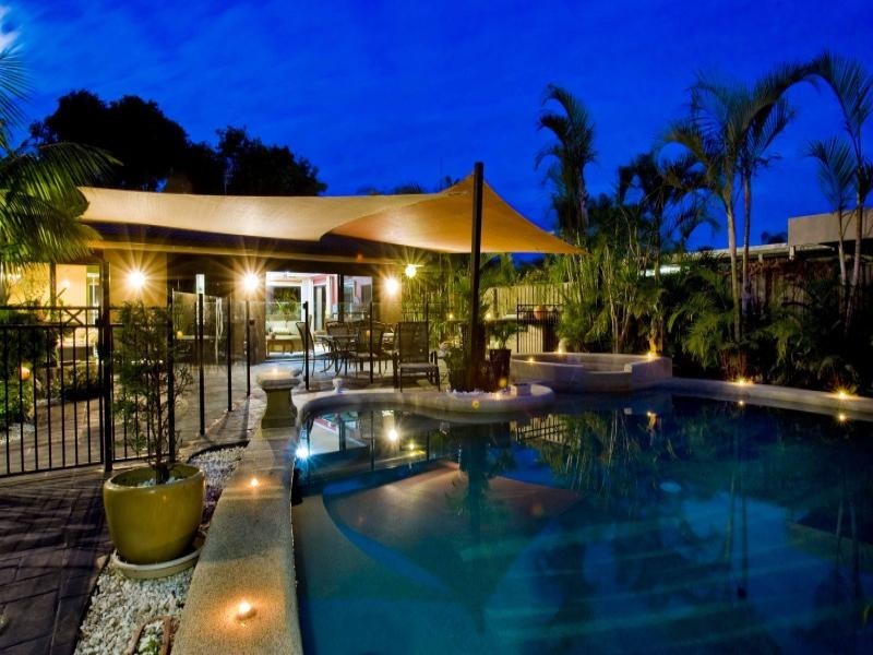 38 T E Peters Drive, Broadbeach Waters QLD 4218