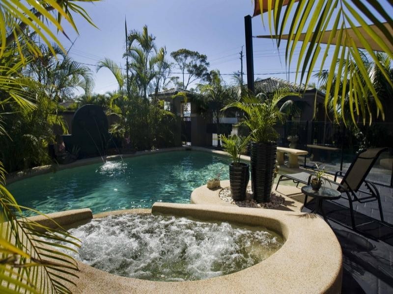 38 T E Peters Drive, Broadbeach Waters QLD 4218