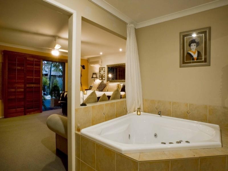 38 T E Peters Drive, Broadbeach Waters QLD 4218