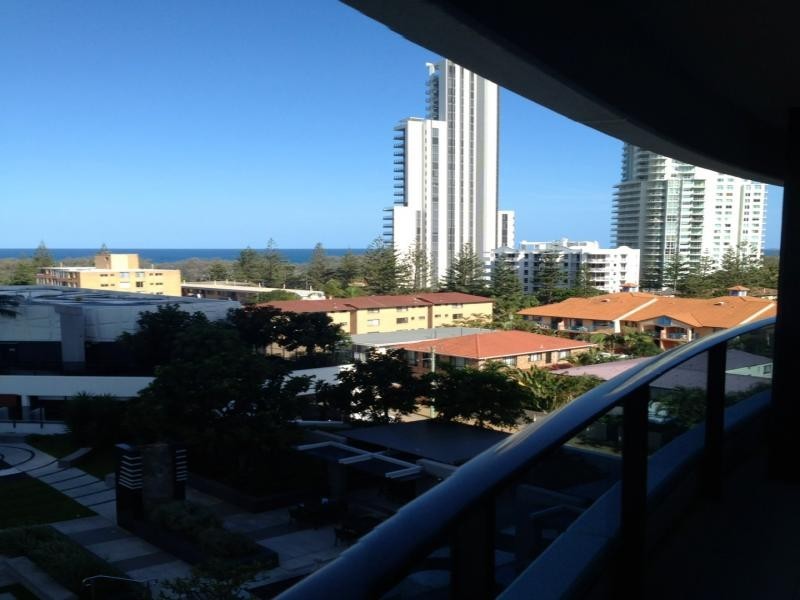 6/4 Charles Ave, Broadbeach QLD 4218