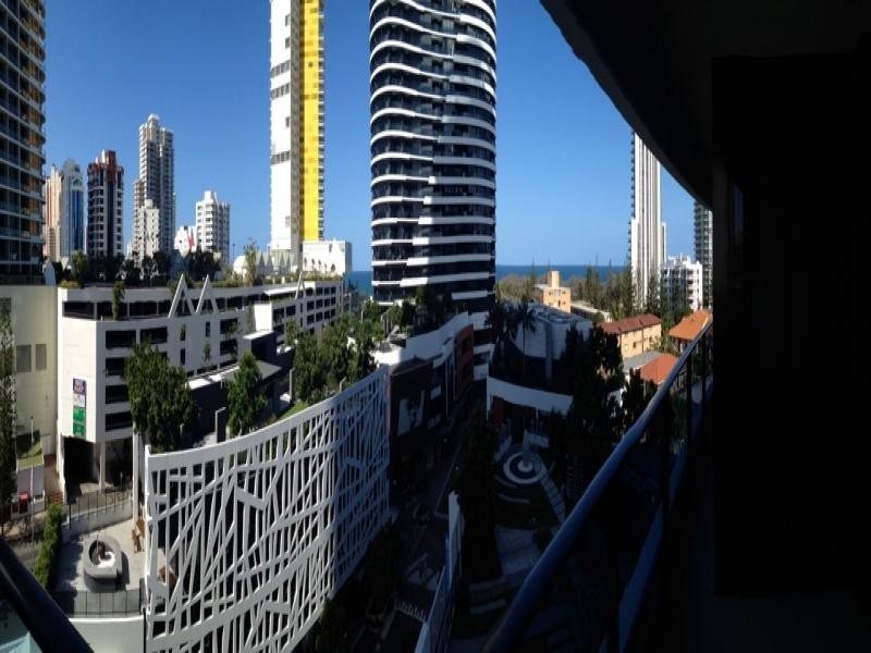 6/4 Charles Ave, Broadbeach QLD 4218