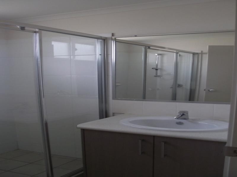 4A Viburnum St, Varsity Lakes QLD 4227