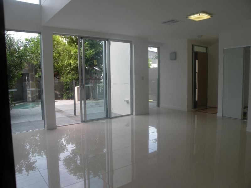 Villa/Villa 3 Stanhill Drive, Surfers Paradise QLD 4217