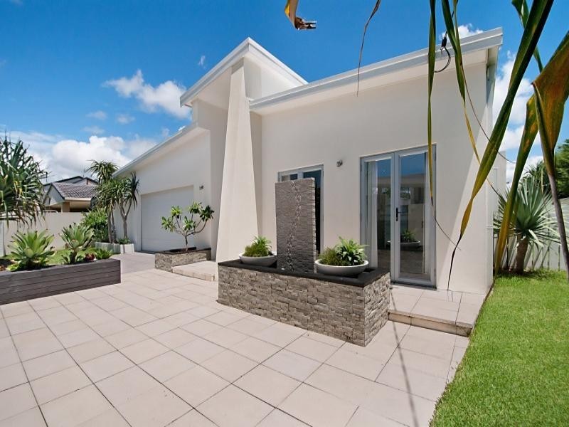 19 Lakeside Avenue, Broadbeach Waters QLD 4218