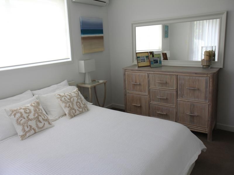 19 Lakeside Avenue, Broadbeach Waters QLD 4218