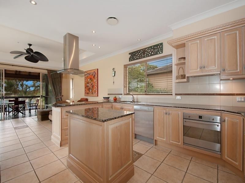 102 Edinburgh Drive, Benowa Waters QLD 4217