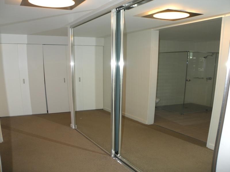 2009/33 T E Peters Dve, Broadbeach Waters QLD 4218