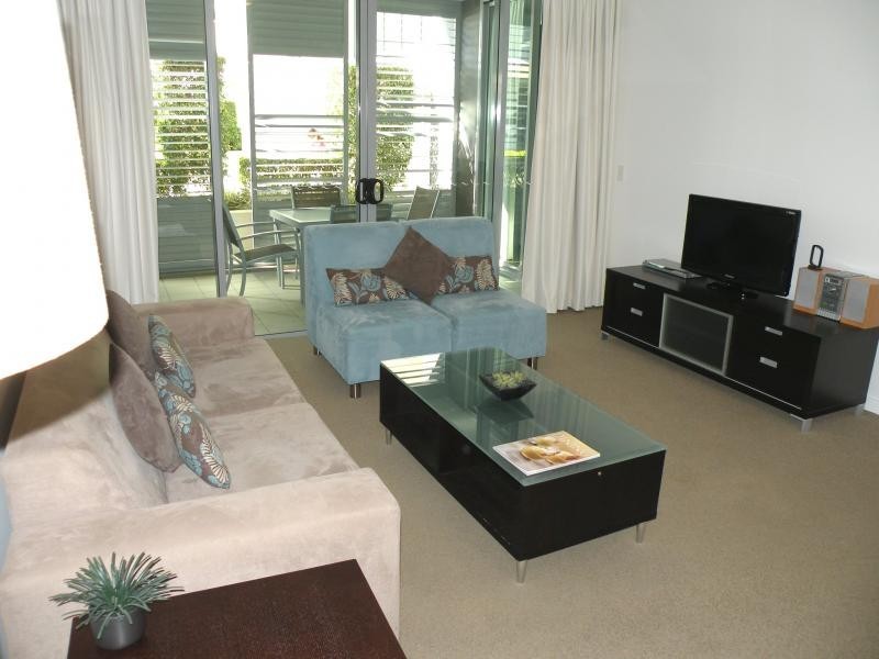 33 T E Peters Dve, Broadbeach Waters QLD 4218