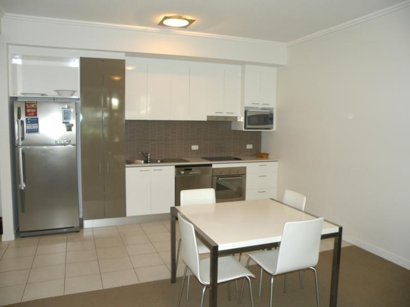33 T E Peters Dve, Broadbeach Waters QLD 4218