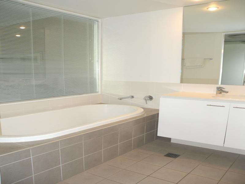 33 T E Peters Dve, Broadbeach Waters QLD 4218