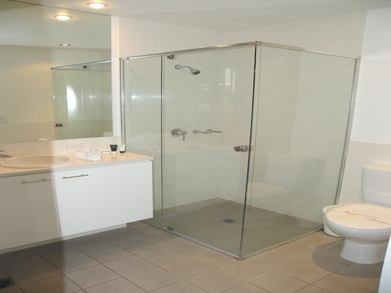 33 T E Peters Dve, Broadbeach Waters QLD 4218