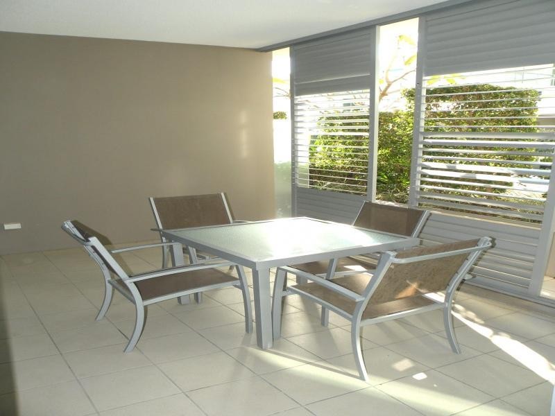 33 T E Peters Dve, Broadbeach Waters QLD 4218