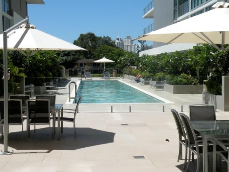 33 T E Peters Dve, Broadbeach Waters QLD 4218
