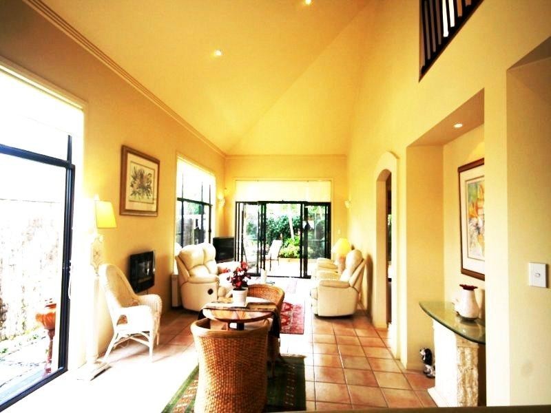 1/18 Poinciana Crescent, Bundall QLD 4217