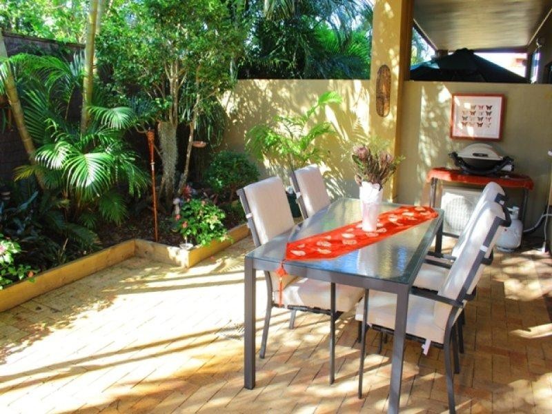 1/18 Poinciana Crescent, Bundall QLD 4217