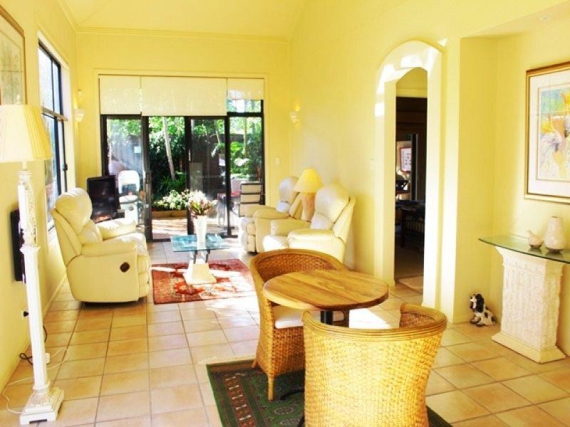 1/18 Poinciana Crescent, Bundall QLD 4217