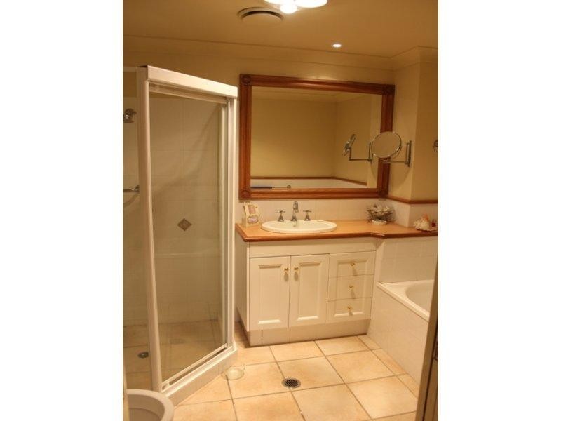 1/18 Poinciana Crescent, Bundall QLD 4217