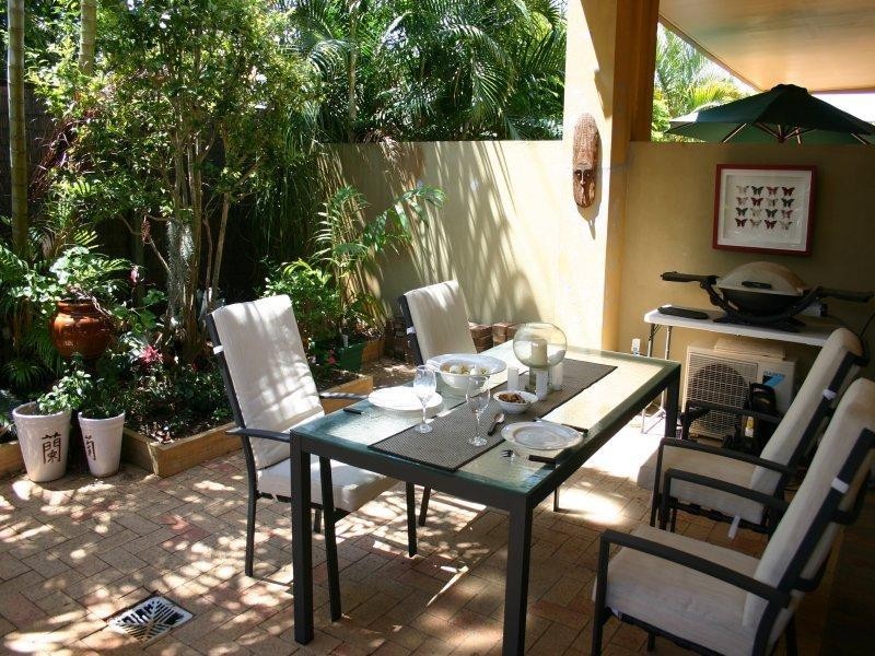 1/18 Poinciana Crescent, Bundall QLD 4217