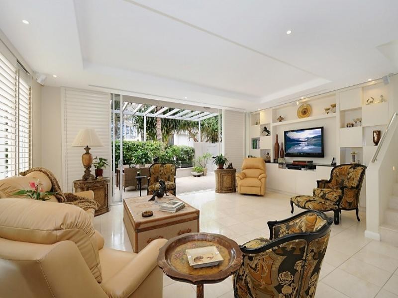 2/9 Broadbeach Blvd, Broadbeach QLD 4218