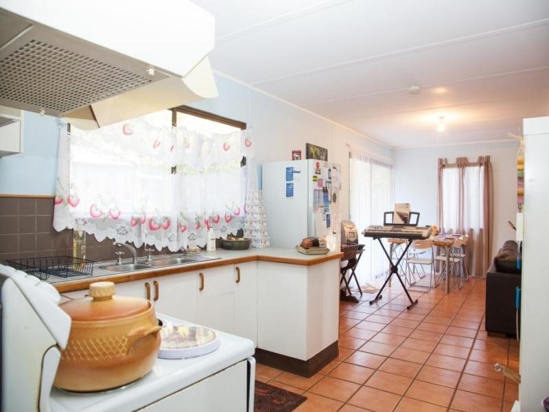 8 Gore Street, Amity Point QLD 4183