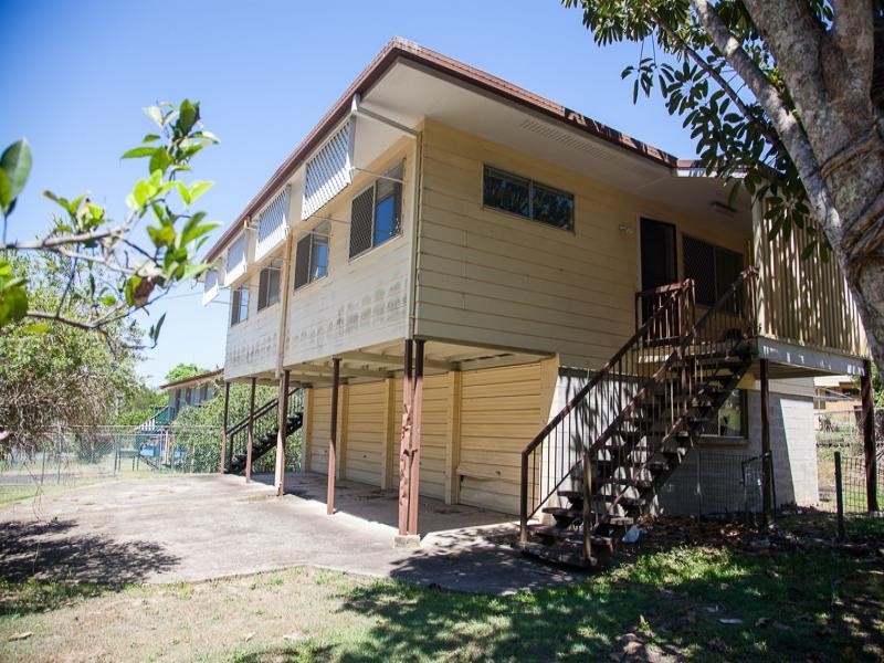 4 Barton, Dunwich QLD 4183
