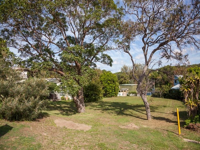 77 Mooloomba Rd, Point Lookout QLD 4183