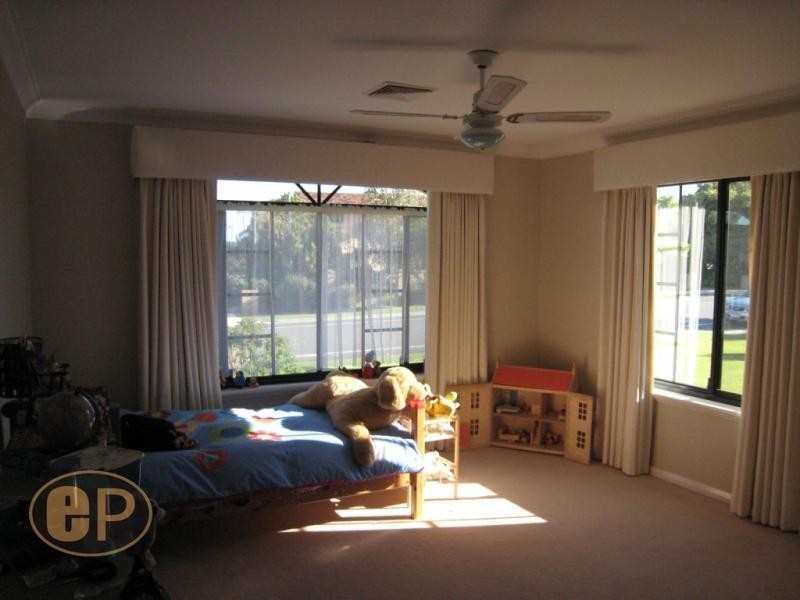 10 Unwin Crescent, Salter Point WA 6152