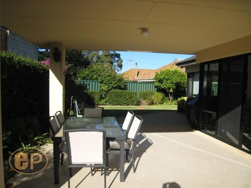 10 Unwin Crescent, Salter Point WA 6152