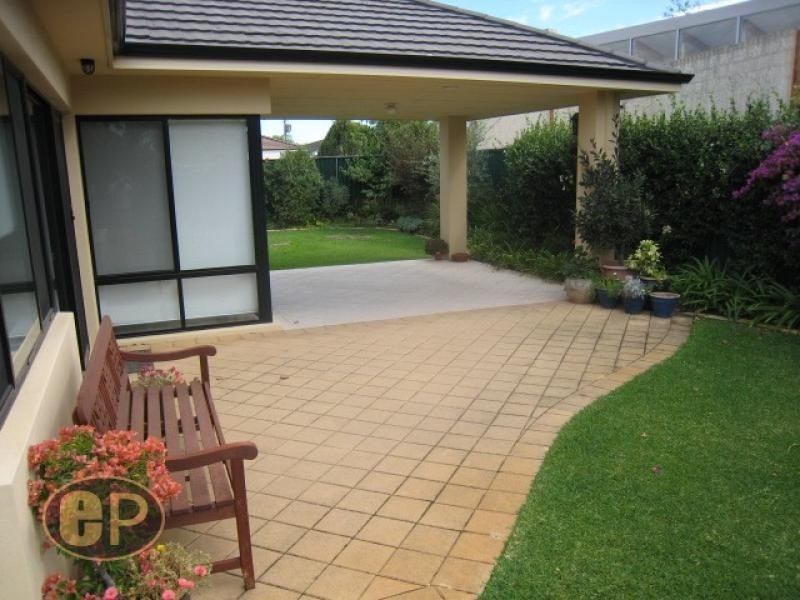 10 Unwin Crescent, Salter Point WA 6152