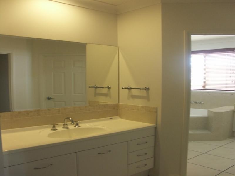 16 Greenside Court, Peregian Springs QLD 4573