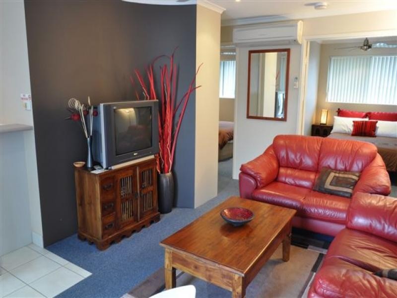 211/4 Lake Weyba Drive, Noosaville QLD 4566