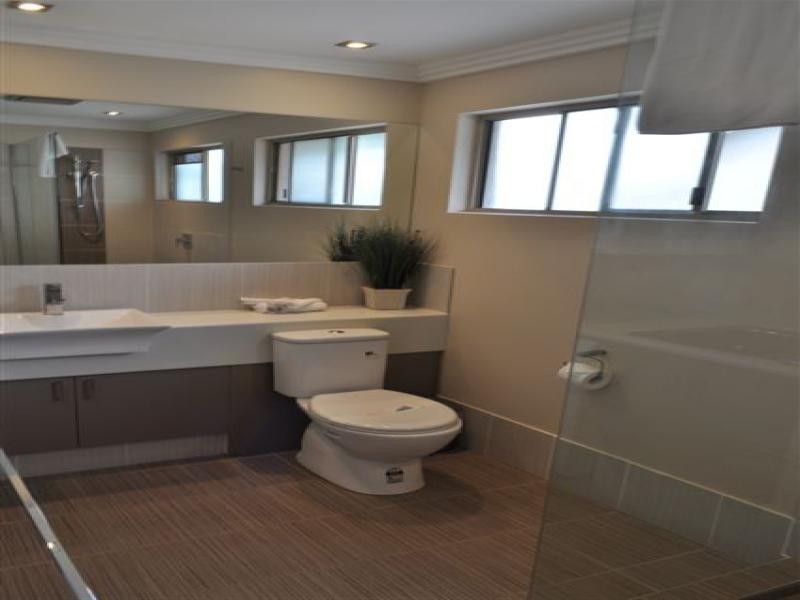 211/4 Lake Weyba Drive, Noosaville QLD 4566