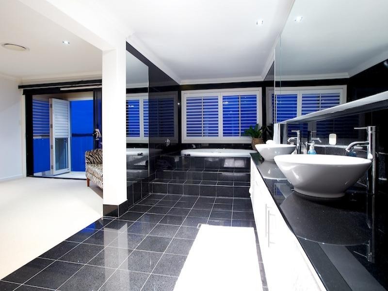 27 KING ARTHURS COURT, Sovereign Islands QLD 4216