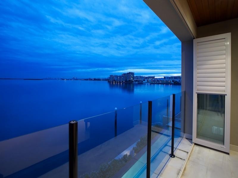 27 KING ARTHURS COURT, Sovereign Islands QLD 4216