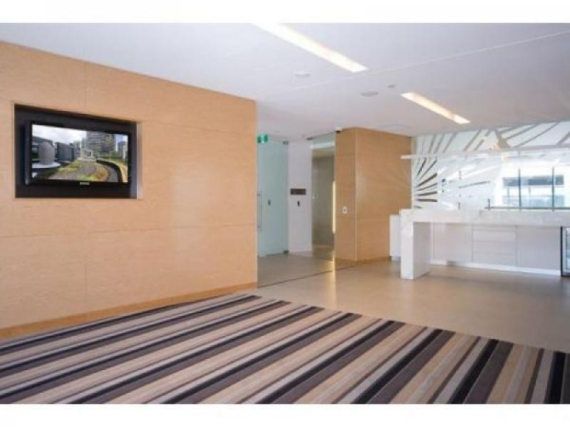 8/9 Charles Ave, Broadbeach QLD 4218