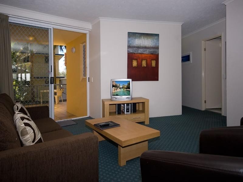 18/10-16 Alexandra Ave, Broadbeach QLD 4218