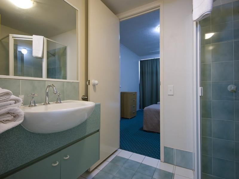 18/10-16 Alexandra Ave, Broadbeach QLD 4218