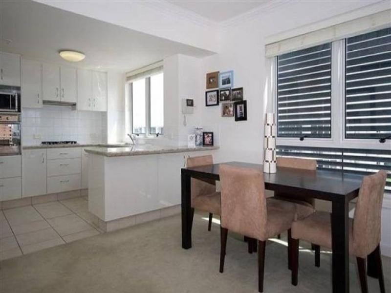 20 Queensland Ave, Broadbeach QLD 4218