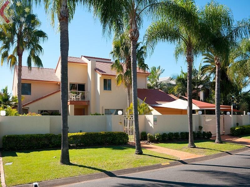 10 San Simeon Drive, Clear Island Waters QLD 4226