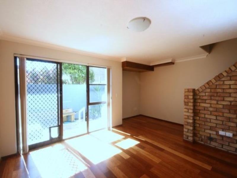 2/5 Aquila, Mermaid Waters QLD 4218