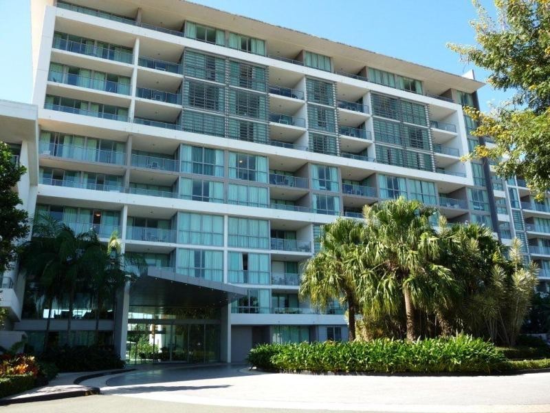 33 TE Peters Drive, Broadbeach QLD 4218